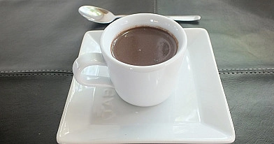 Karštas šokoladas su grietinėle, pienu ir rudu cukrumi