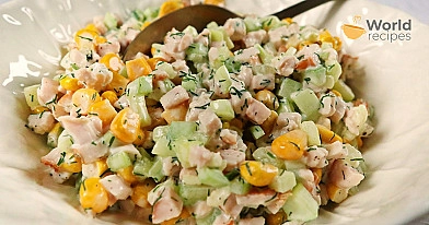 Skanios pievagrybių salotos su vištiena, agurkais ir konservuotais kukurūzais