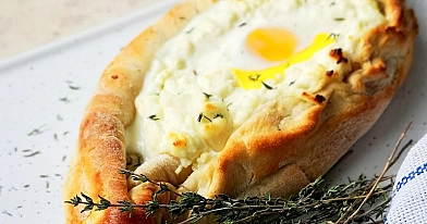 Khachapuri - gruziniškas sūrio paplotėlis