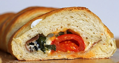 Duonos vyniotinis su džiovinta mėsa, sūriu, kiaušiniais ir bazilikais