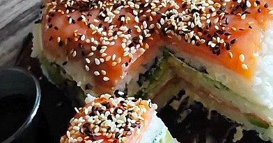 Sushi tortas su lašiša, agurku ir avokadais