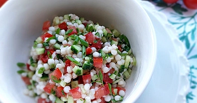 Tabulė (tabbouleh) salotos su perliniu kuskusu ir daržovėmis