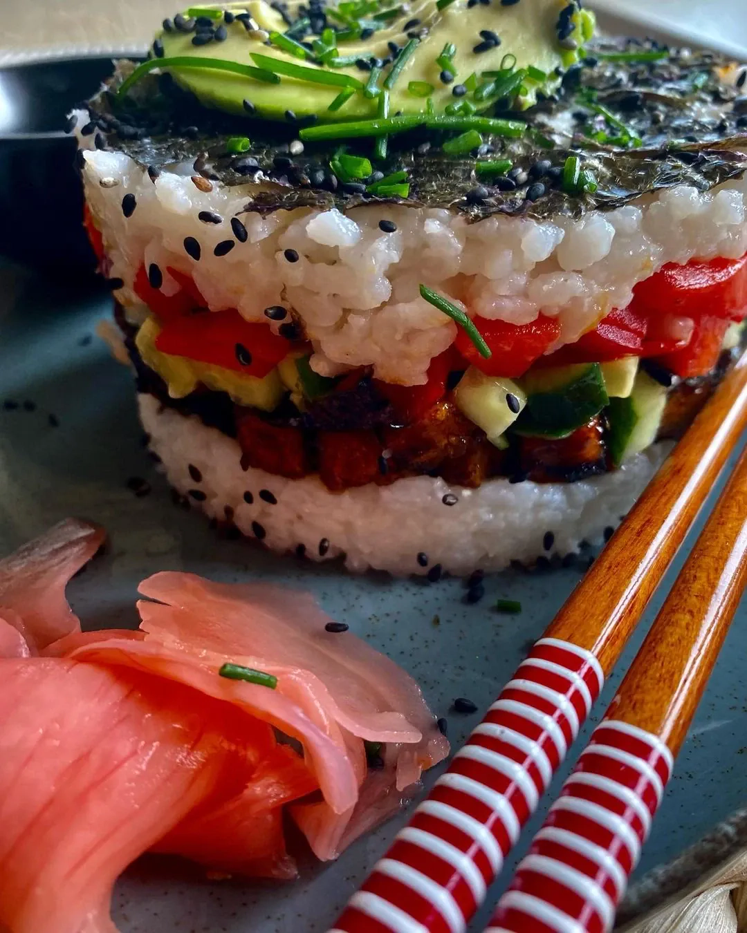 Greitas netikras sushi tortas su tofu, avokadu ir daržovėmis