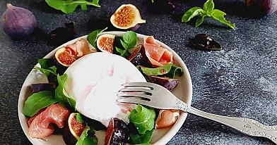 Salotos su figomis, serrano kumpiu ir burrata sūriu