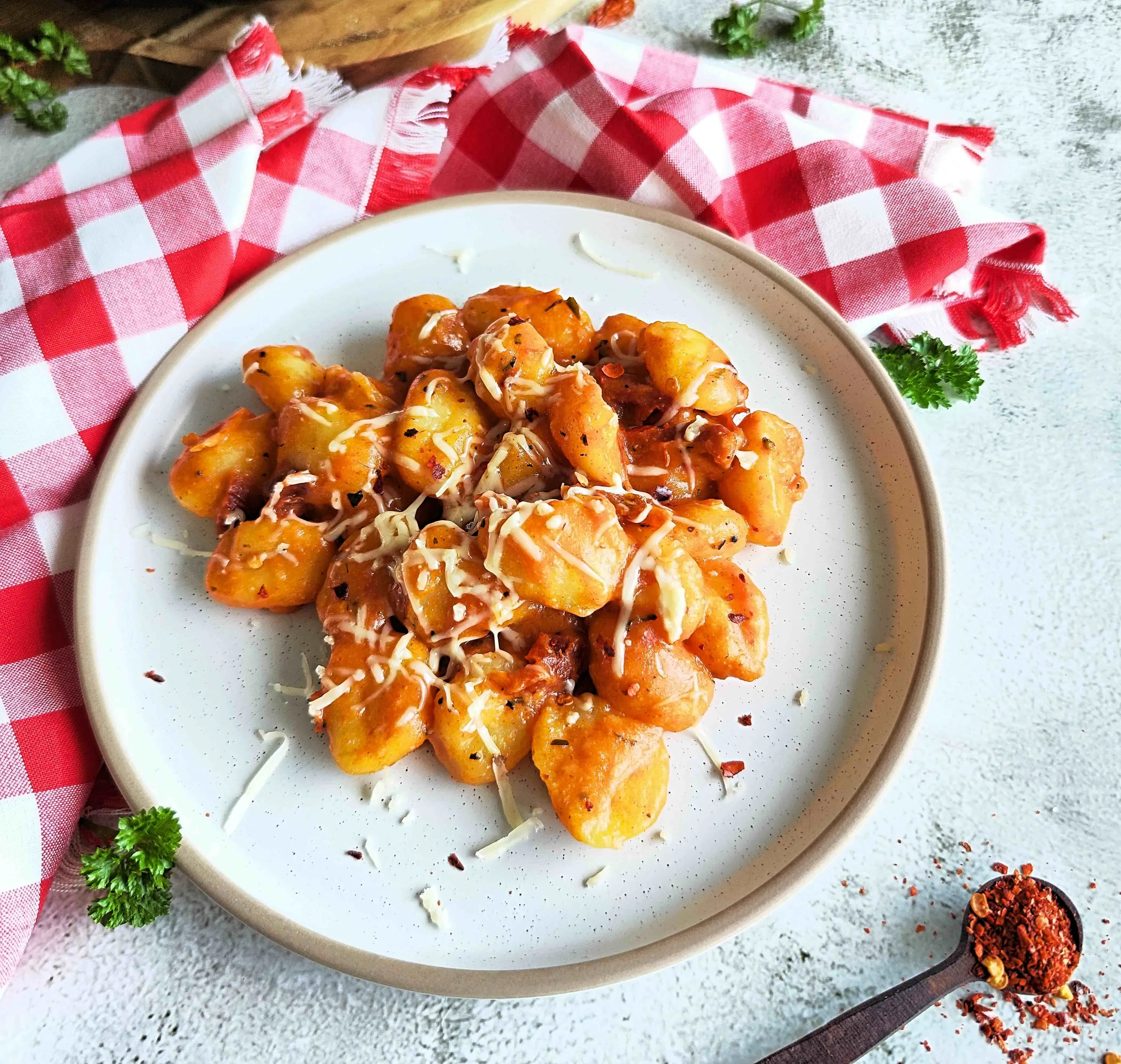 Bulviniai virtinukai gnocchi su naminiu pomidorų padažu