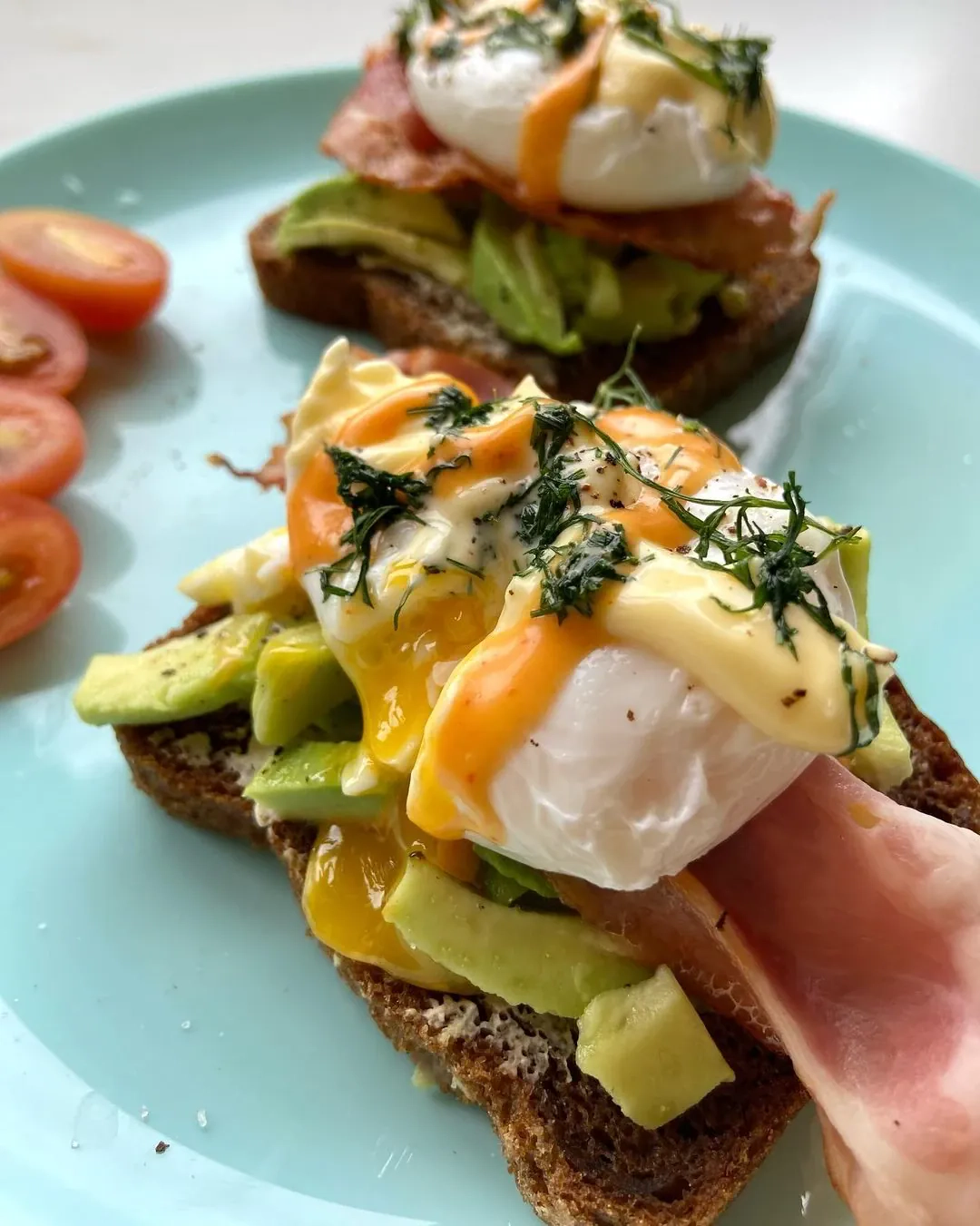 Sumuštiniai su rugine duona, avokadu, šonine ir benedikto kiaušiniais🍳