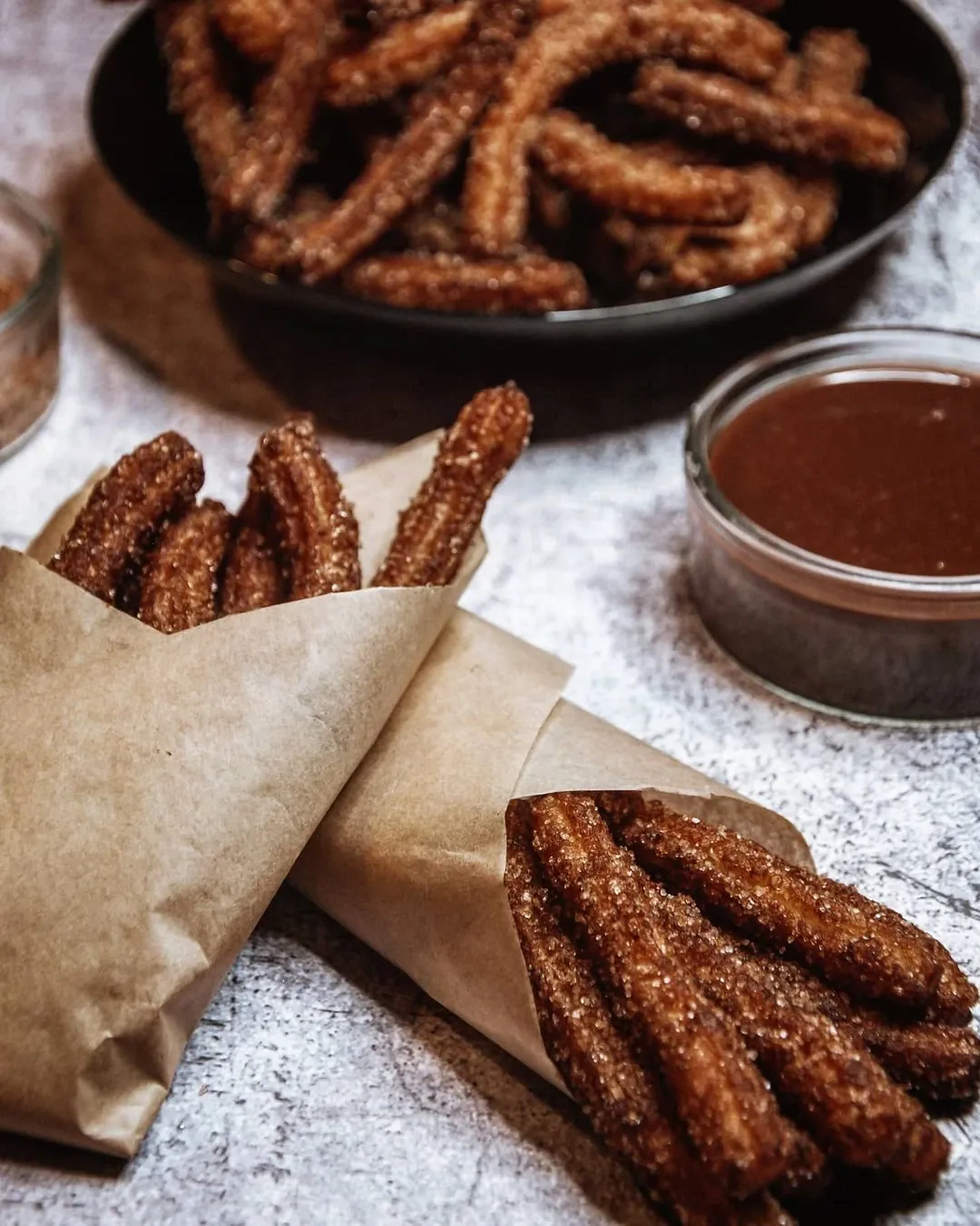 Spurgos "Churros" su šokoladiniu padažu