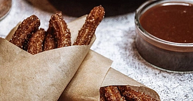 Spurgos "Churros" su šokoladiniu padažu