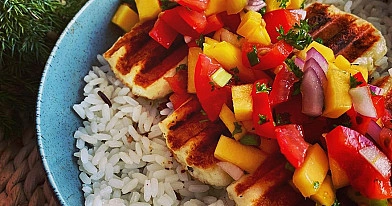 Mango salsa su grilintu halloumi sūriu