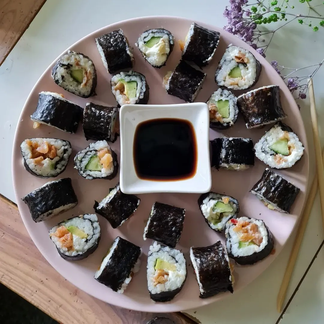 Sushi su lašiša, avokadu ir agurku