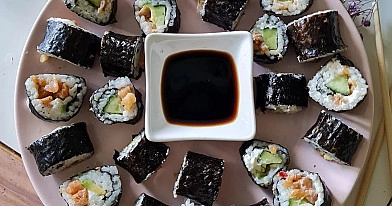 Sushi su lašiša, avokadu ir agurku