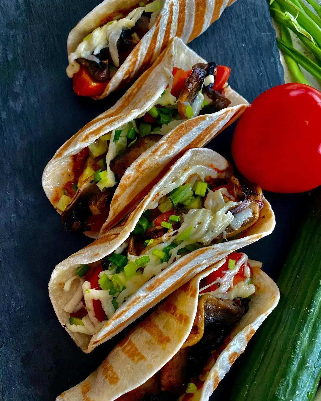 Vegetariški tacos su daržovėmis, pievagrybiais ir sūriu