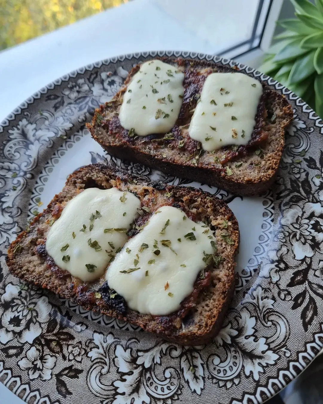 Keto duonos sumuštiniai su faršu ir sūriu