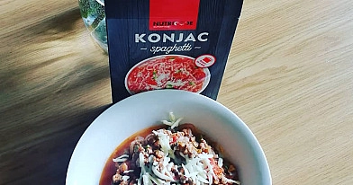 Konjac spagečiai su jautienos faršu, konservuotais pomidorais ir sūriu