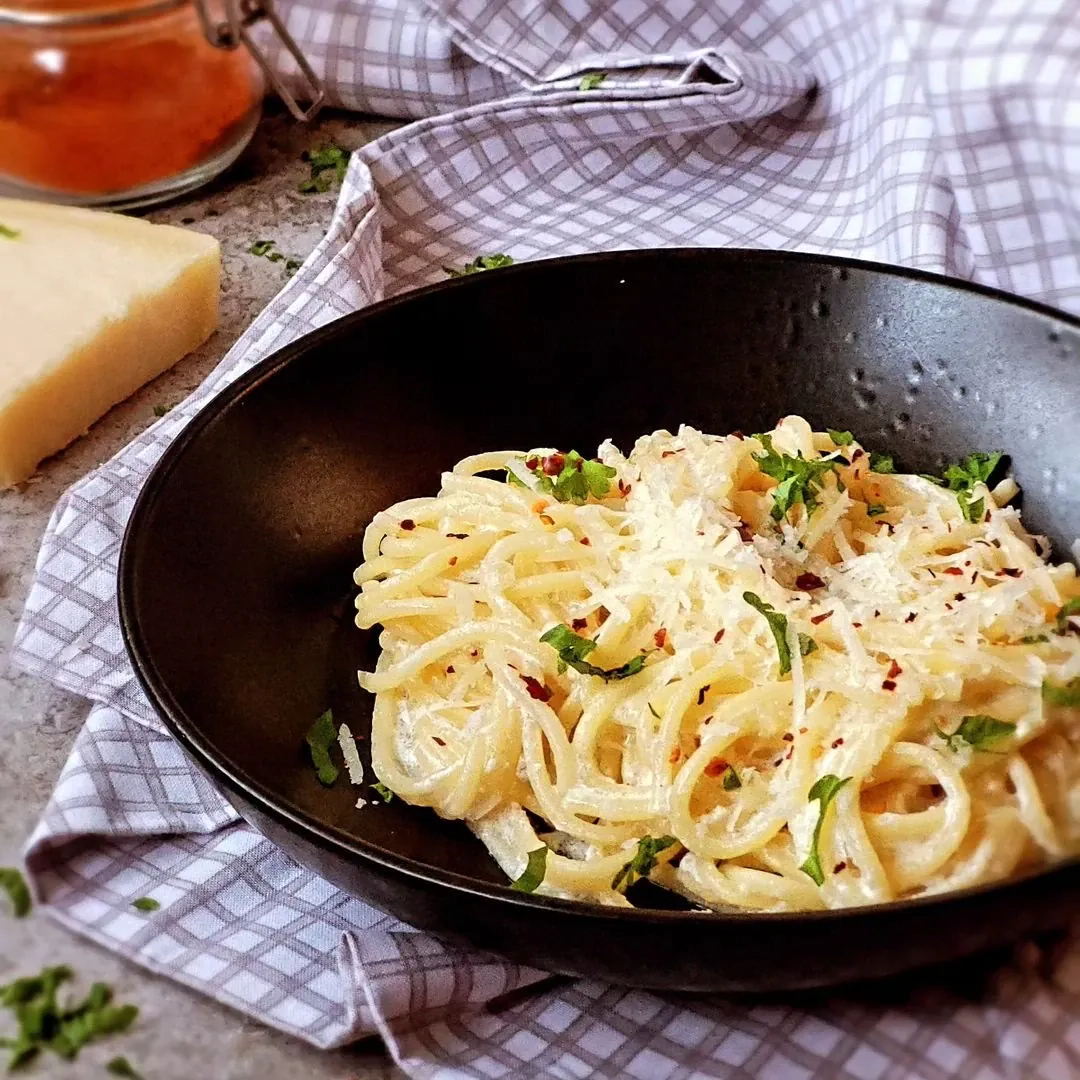 Paprasti makaronai su parmezano sūriu ir grietinėle