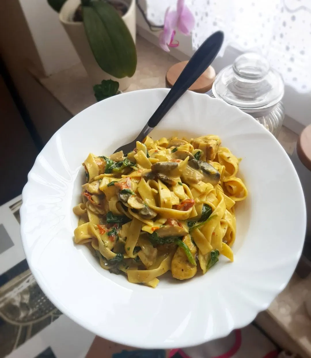 Tagliatelle makaronai su vištiena, saulėje džiovintais pomidorais, špinatais ir grietinėle