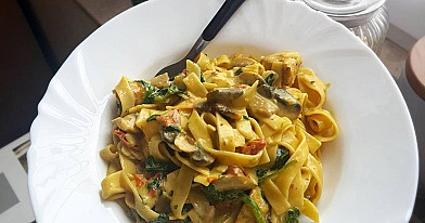 Tagliatelle makaronai su vištiena, saulėje džiovintais pomidorais, špinatais ir grietinėle