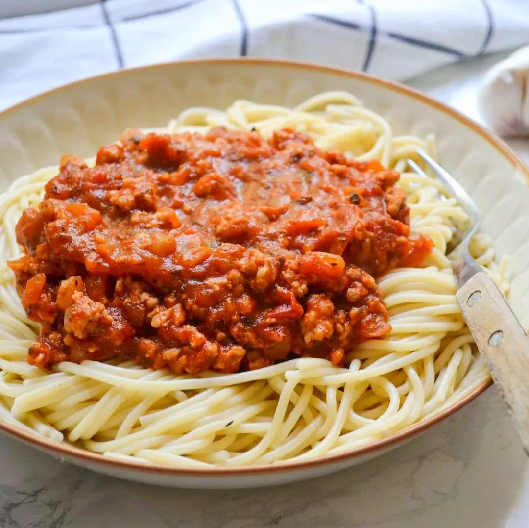 Sveikesnis spaghetti bolognese - spagečiai su vištienos faršu