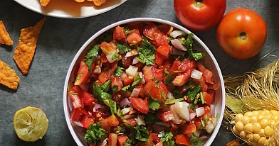 Meksikietiškos pomidorų ir paprikų salotos - Salsa "Pico de gallo"