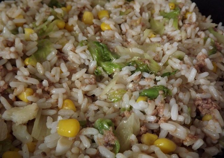 Ryžiai su tunu, kukurūzais ir Iceberg'o salotomis