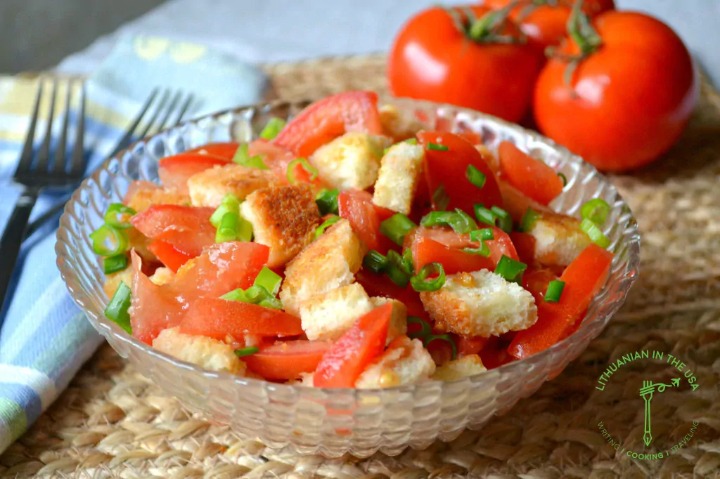 Greitos pomidorų ir skrudinto batono salotos