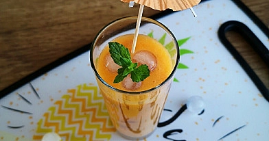 Nealkoholinis kokteilis su persikais ir melionu