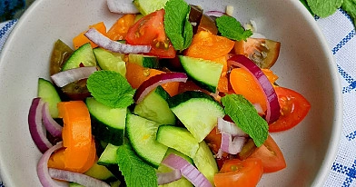 Gaivios salotos su mėta, agurkais, pomidorais ir citrininiu užpilu