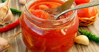 Pomidorai su pomidorų pasta ir česnakais (atsargos žiemai)