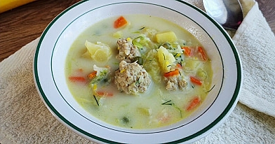 Soti daržovių sriuba su lydytu sūreliu ir mėsos kukuliais