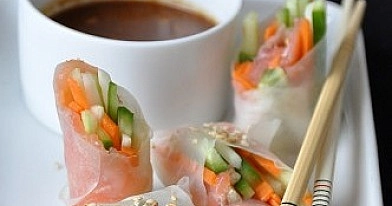 Šaltas užkandis Summer rolls su lašiša