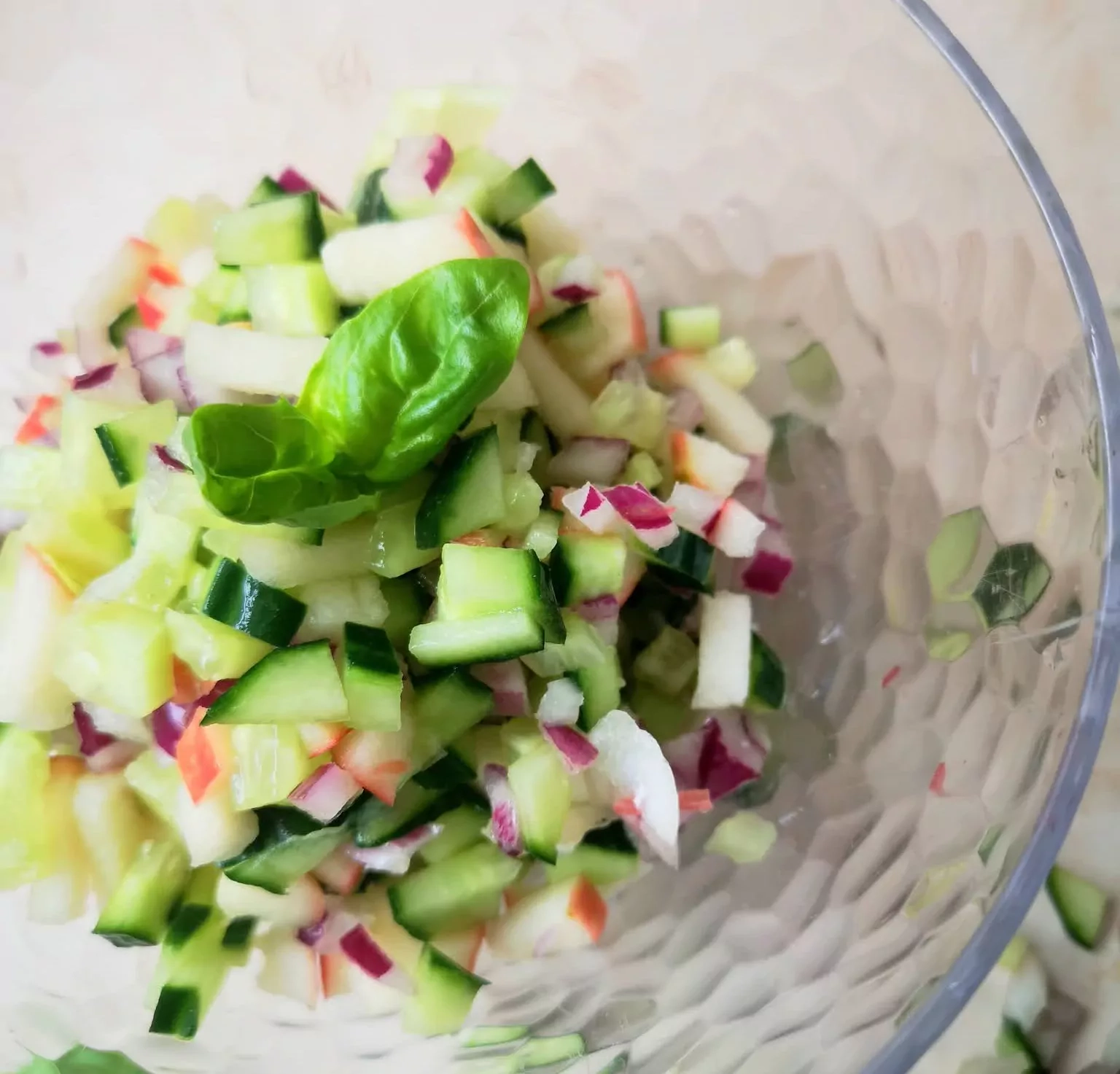 Salotos arba garnyras: Agurkų-obuolių salsa