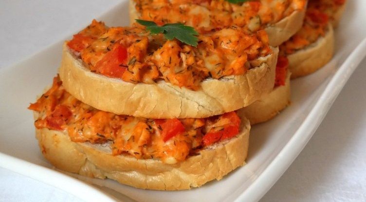 Karšti sumuštiniai su vištiena ir pomidorais