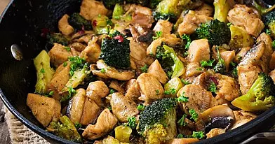 Vištienos ir brokolių troškinys kiniškai
