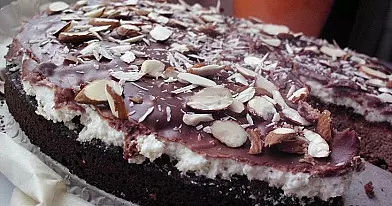 Šokoladinis pyragas su varškės kremu