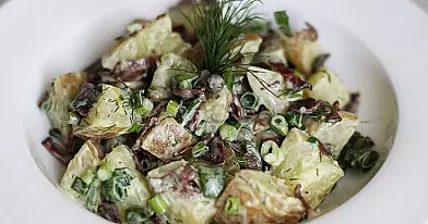 Sočios vasariškos bulvių salotos su antiena (arba rūkytu kumpiu)
