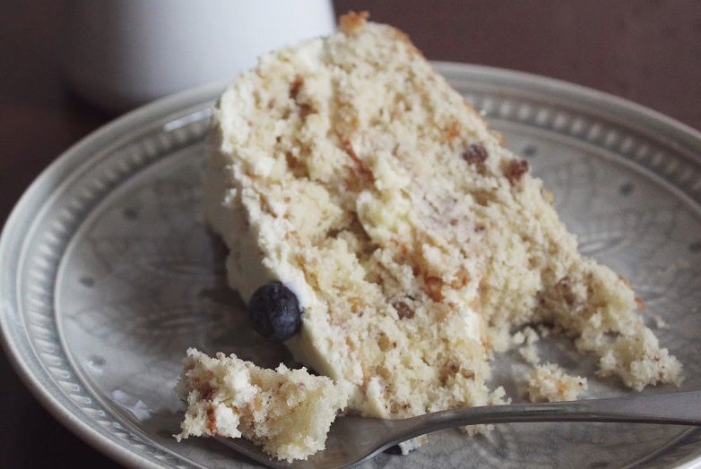 Pavasarinis tortas su ananasais ir graikiškais riešutais