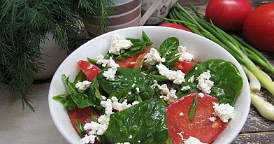 Salotos: Špinatai su pomidorais ir varške