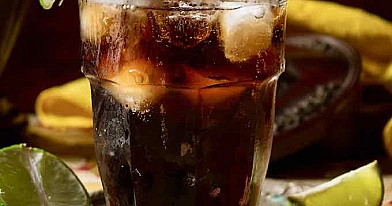 Cuba libre (Laisva kuba) alkoholinis kokteilis su romu ir kola (coca-cola)