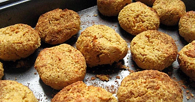 Baltyminiai sausainiai iš avinžirnių su riešutų sviestu