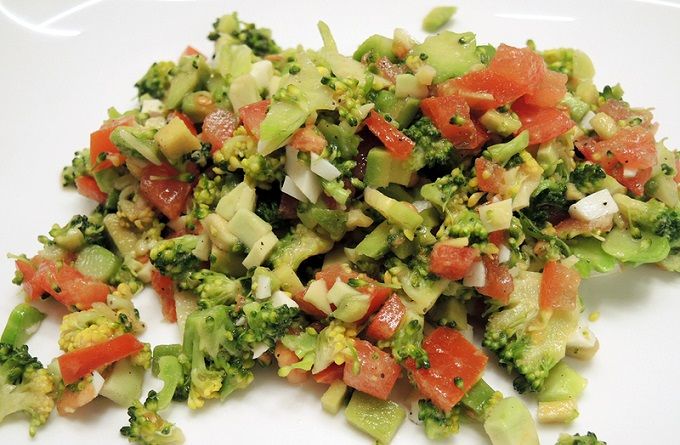 Avokadų ir brokolių salotos