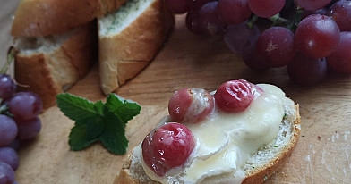 Karštas užkandis: Keptas camambert (kamambero) sūris su vynuogėmis