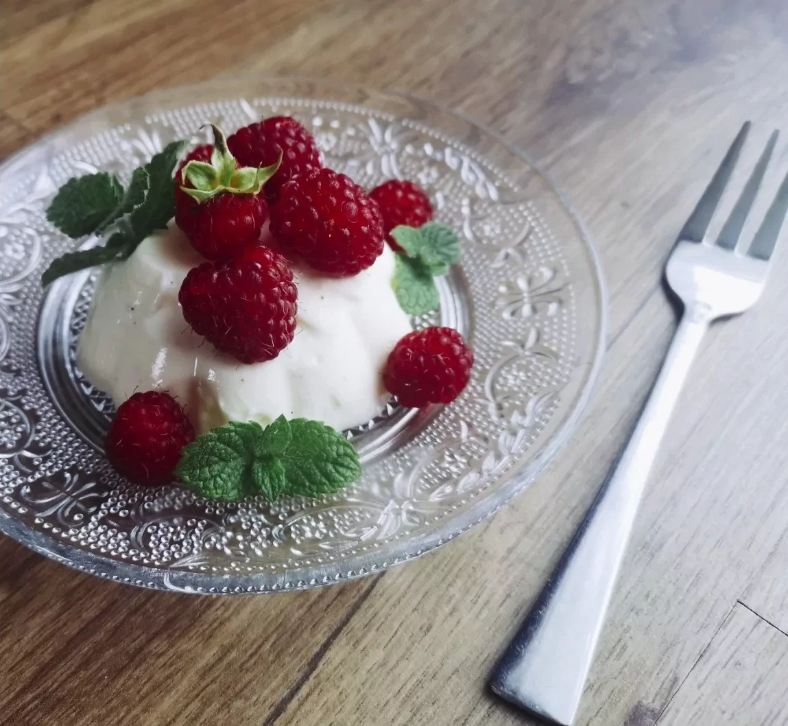 Nekeptas desertas: Panna cotta su šviežiomis avietėmis pagal Beatą