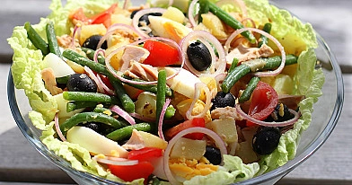 Nicos salotos su šparaginėmis pupelėmis, alyvuogėmis, bulvėmis ir tunu