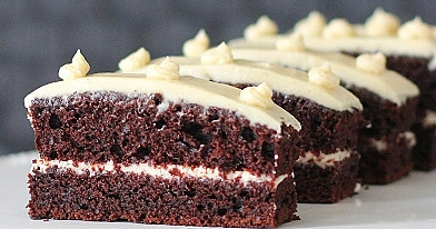 Šokoladinis cukinijų pyragas su kremu ir glajumi