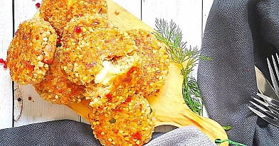 Vegetariški grikių kotletai su mocarela sūriu keptuvėje