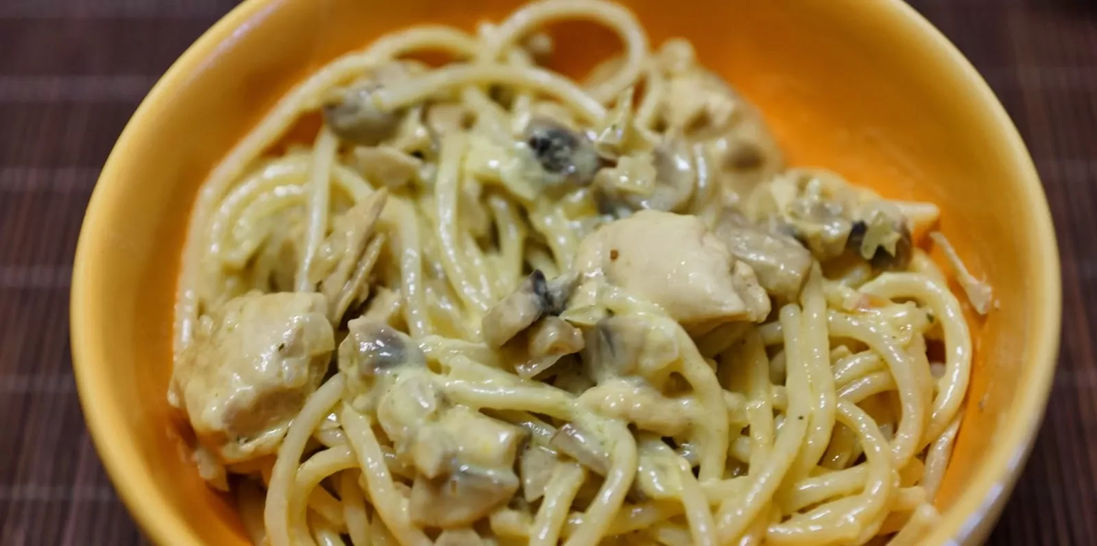 Makaronai: Spageti su vištiena grietinėlėje