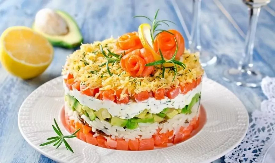 Lašišos salotos su ryžiais ir avokadais (be majonezo)