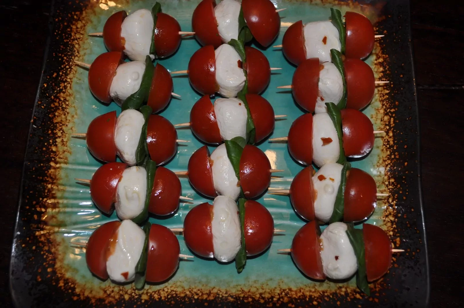 Kaprėzė užkandukas su vyšniniais pomidorais, mocarelos sūriu ir baziliku