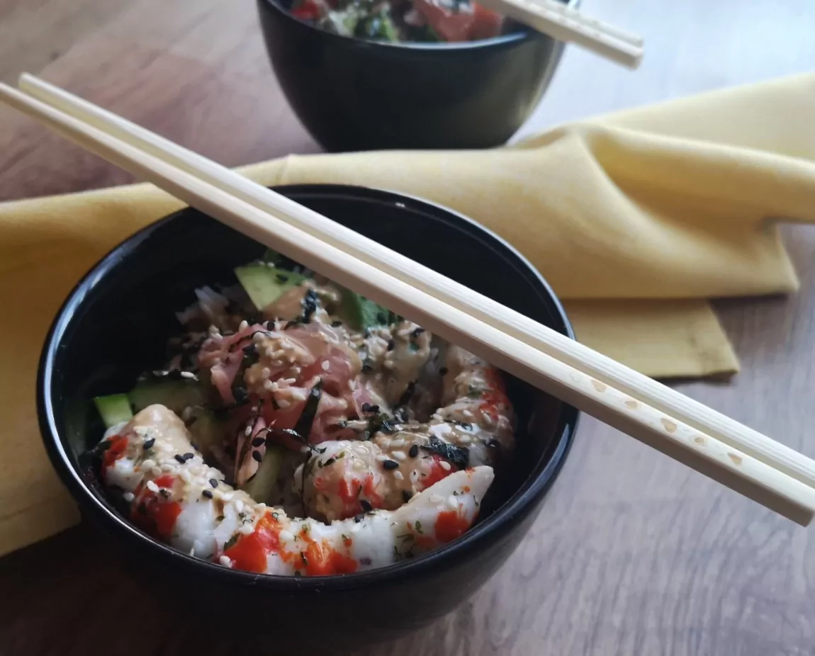 Salotos: Suši dubenėlyje su krevetėmis ("California sushi bowl")