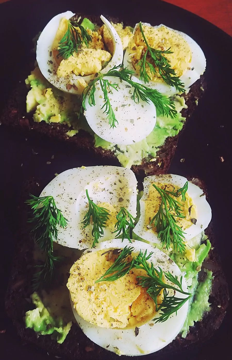 Sveiki pusryčiai: Tradiciniai sumuštiniai su kiaušiniu ir avokadu